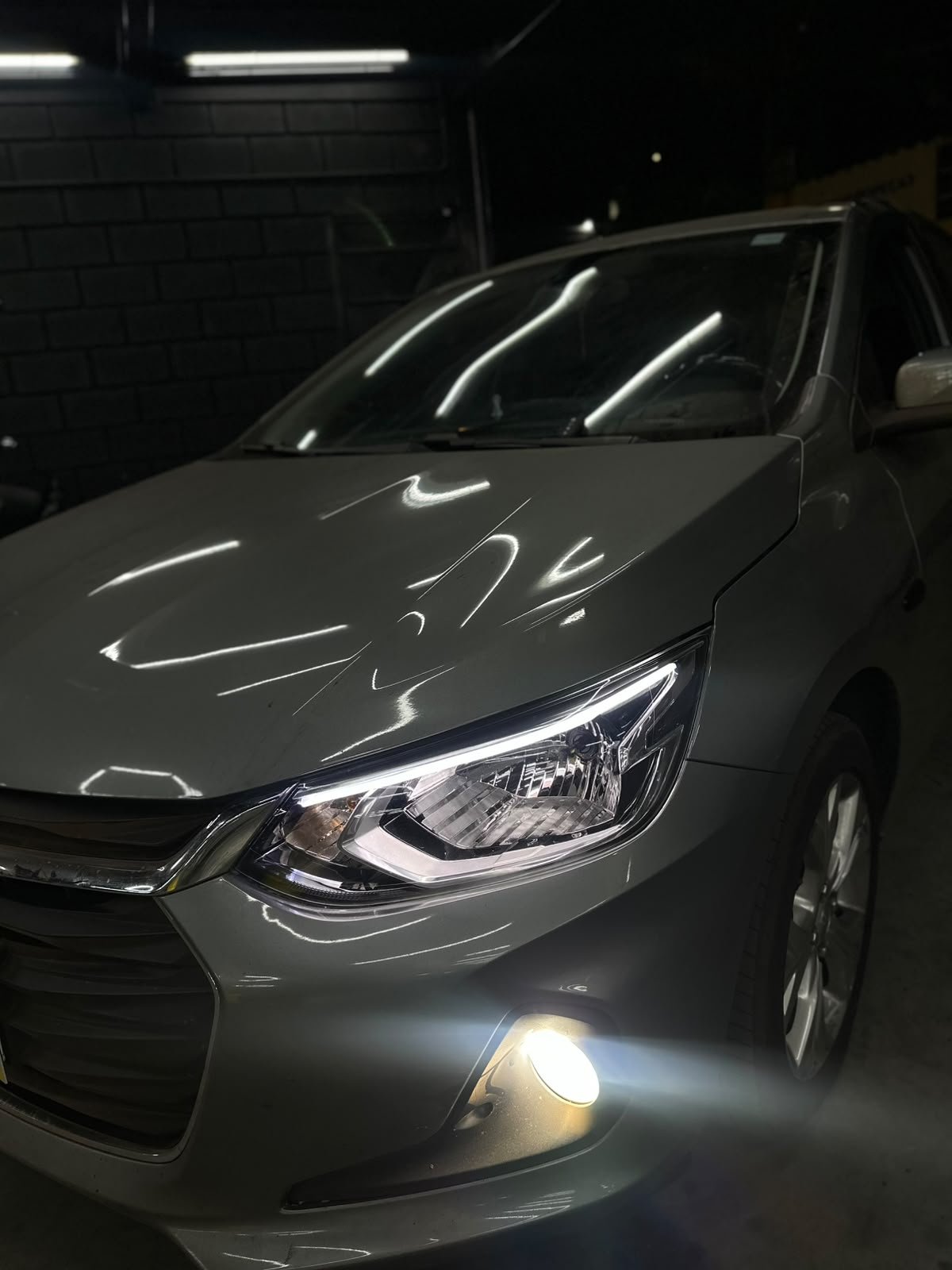 Farol e luz de milha de Chevrolet acesos